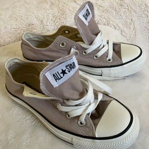 Converse the color is taupe grey  for my eyes 😂